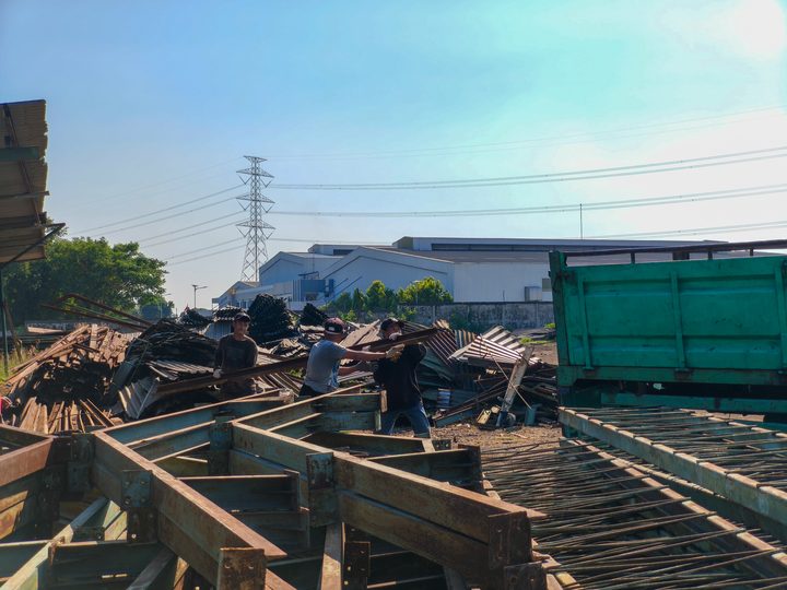 Pemuatan kanal C bekas pembongkaran pabrik