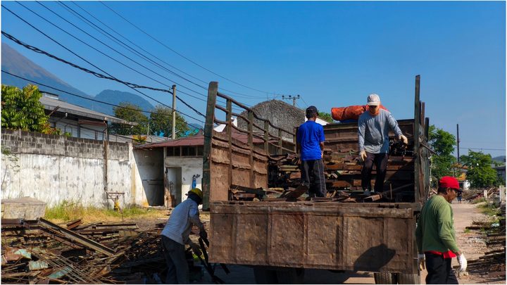 Pemuatan kanal C bekas pembongkaran pabrik ke kendaraan angkut