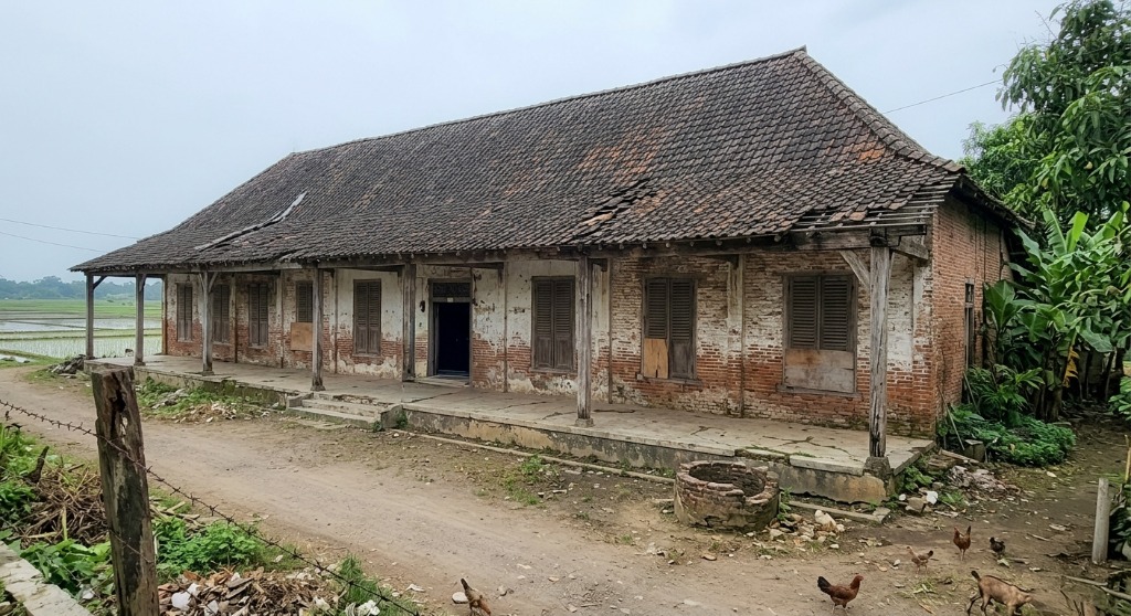 Sebelum - pembongkaran rumah tinggal lawas oleh Asas Material