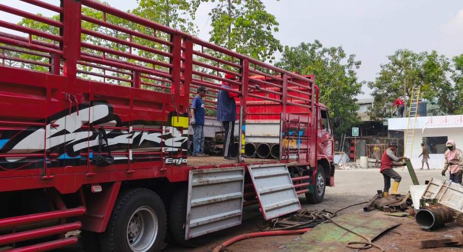 Pengangkutan besi tua dan material logam menggunakan truk
