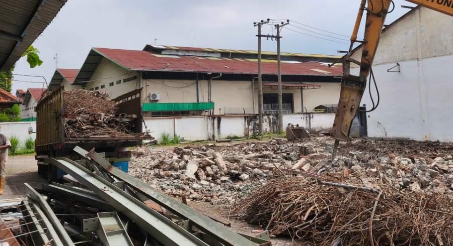 Pembongkaran bangunan pabrik dan pengumpulan material besi
