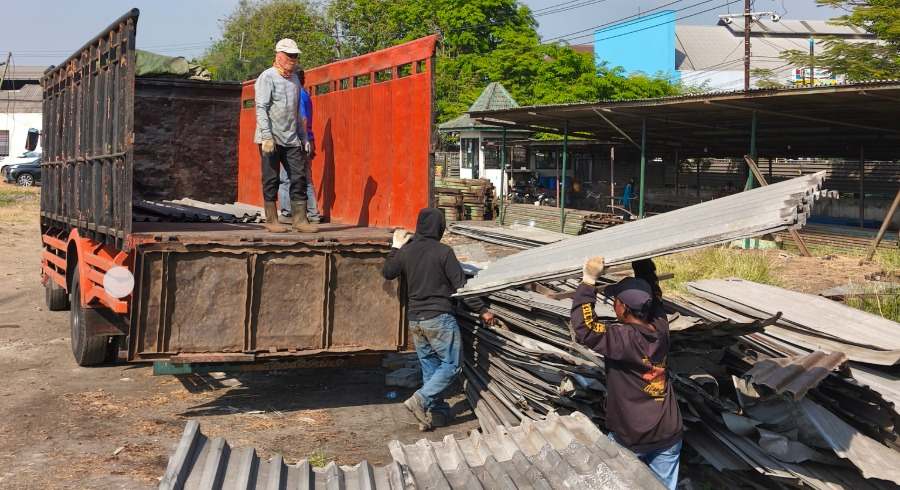 Pengangkutan seng dan aluminium bekas dari lokasi proyek