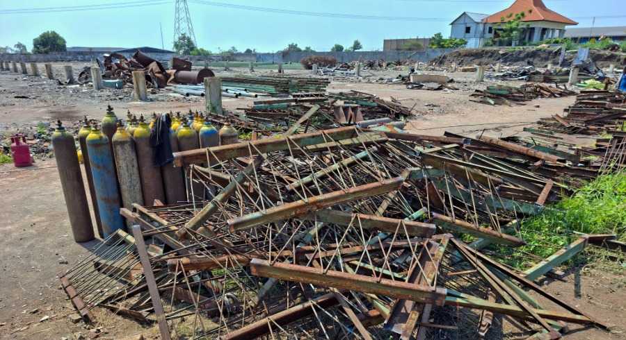 Tumpukan Kanal C dan material besi bekas pabrik