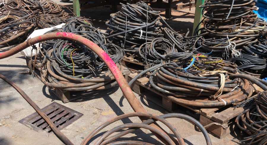 Tumpukan kabel dan instalasi bekas dari proyek